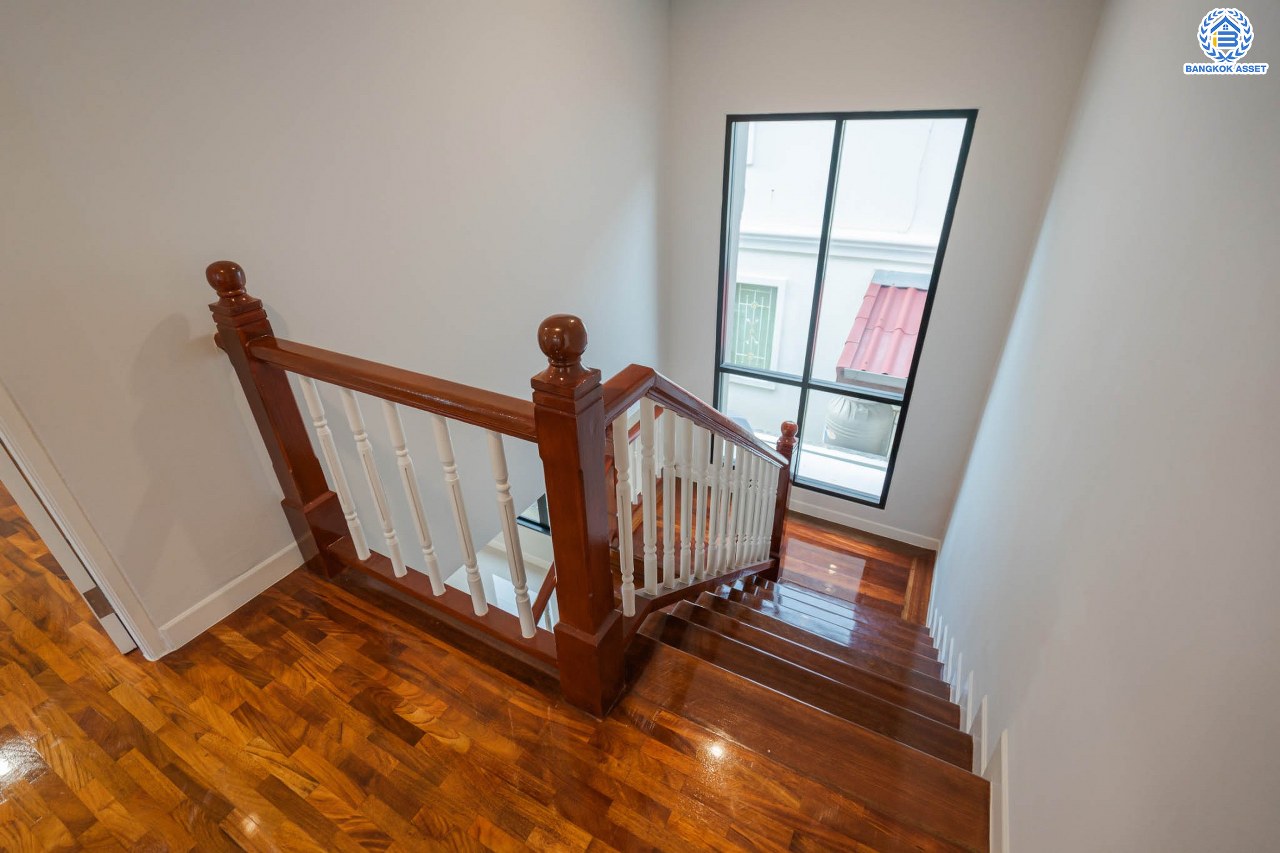 บ้านมือสองตกแต่งใหม่ ม.ภัสสร7 รัตนาธิเบศร์ พื้นที่กว้างกว่า 58.9 ตร.ว. รองรับทุกความสุข ฟังก์ชัน 3 ห้องนอน 3 ห้องน้ำ 2 ห้องอเนกประสงค์ จอดรถได้ 2 คัน บนทำเลเดินทางสะดวก ติดถนนใหญ่ ใกล้รถไฟฟ้า "สถานีบางพลู" เพียง 400 ม.